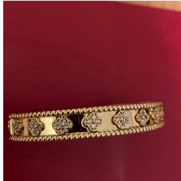 Gold Clover Bracelet - Picture 11 of 14